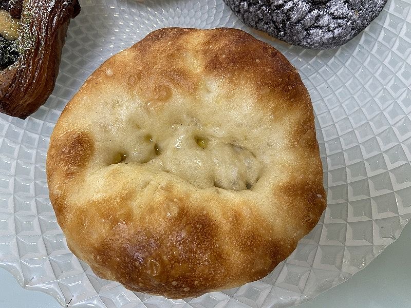 クロワールワンから180mの手作りパン屋さんの「ボンヴィボン Bon Vivant」の「スキャッター」
スキャッター・イタリア・トスカーナ地方の食事パンです。オリーブオイル・塩で仕上げています。