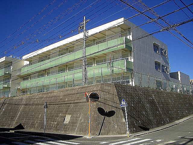美しが丘西小学校の建物外観の様子です。住所は横浜市青葉区美しが丘西　二丁目４８番地１です。