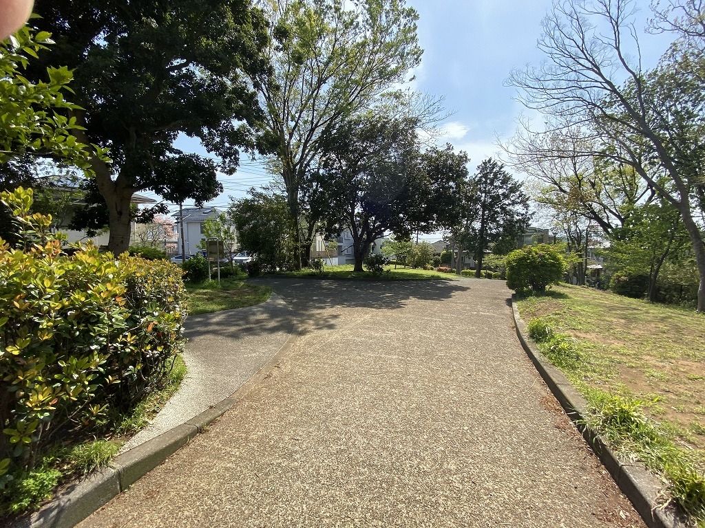 横浜市青葉区美しが丘４丁目の山内公園の散歩道
