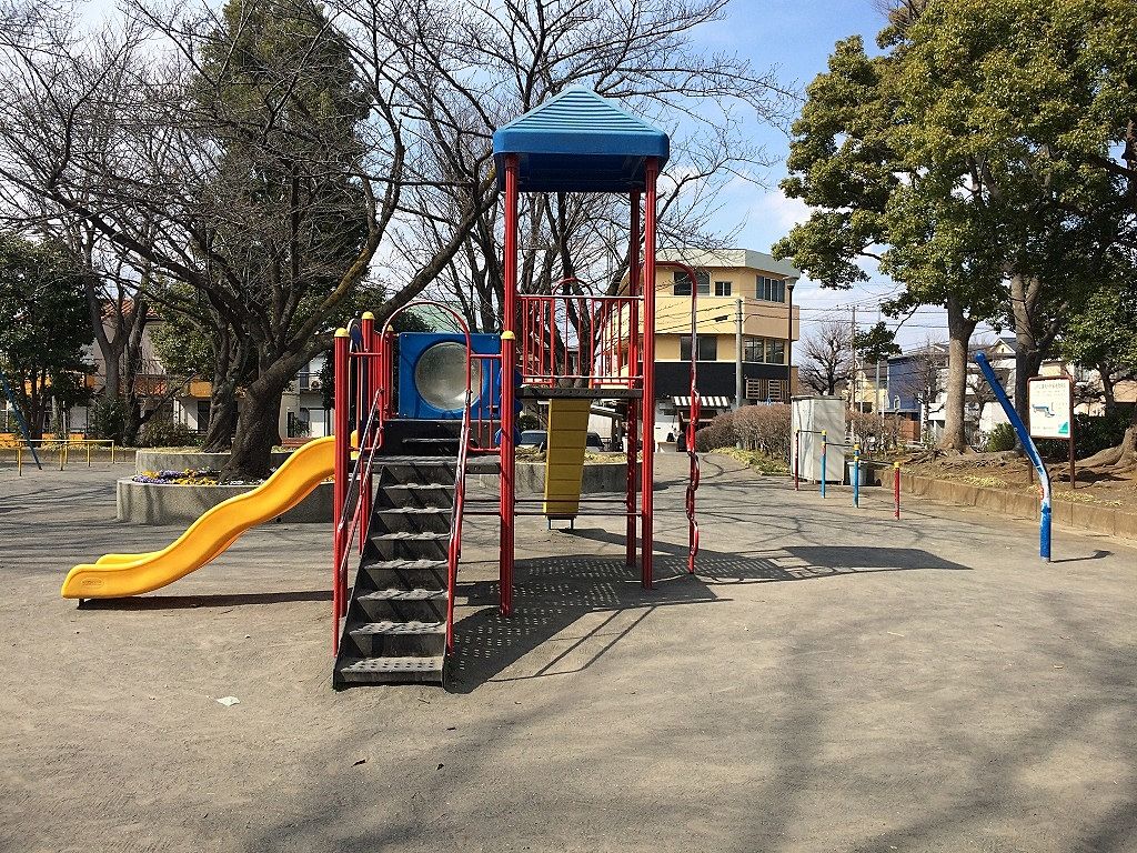 横浜市青葉区美しが丘４丁目の山内公園の遊具場の複合遊具の様子です。