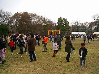 東北関東大震災支援イベント「とどけ！元気玉！プラーザ」の様子です。