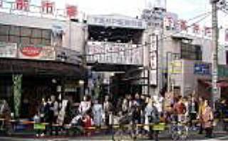 市場が盛んです 市場として栄えた庶民的な町で「下高井戸