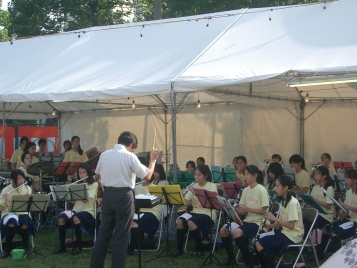 2010年たまプラーザ夏まつり　盆踊り会場（美しが丘公園・グラウンド） 美しが丘・中学吹奏樂部 