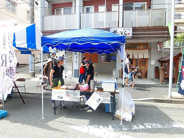 2015年のたまプラーザ夏まつりのたまプラーザ駅前通り商店会の様子です。