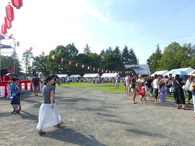 2015年のたまプラーザ夏まつりの盆踊り会場（美しが丘公園）の様子です。