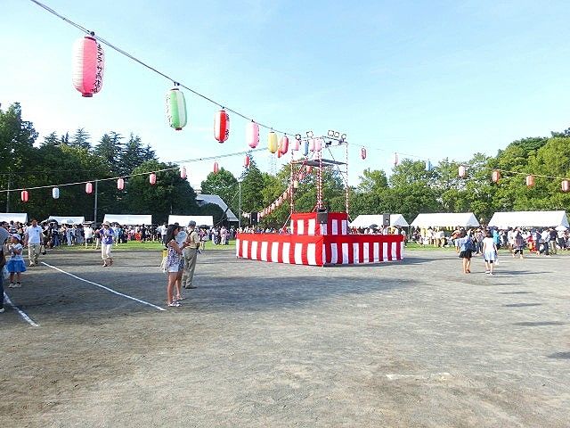 2015年のたまプラーザ夏まつりの盆踊り会場（美しが丘公園）の様子です。