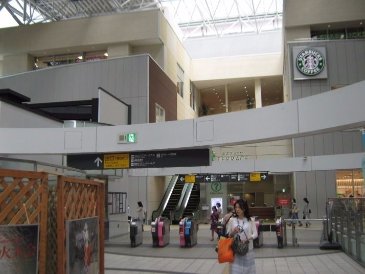 たまプラーザ駅の中央改札と東改札の様子