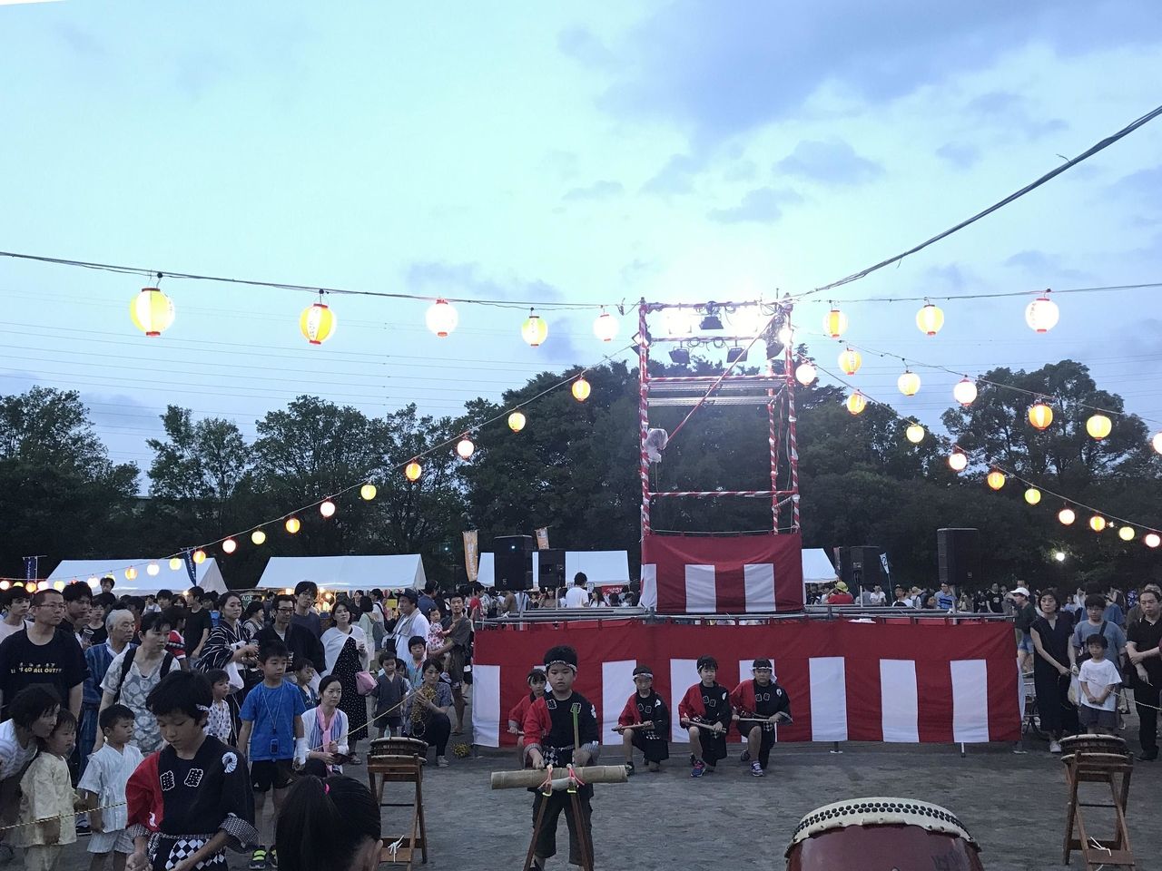 2019年たまプラーザ夏まつり盆踊り会場の夜の様子（美しが丘公園・グラウンド） 