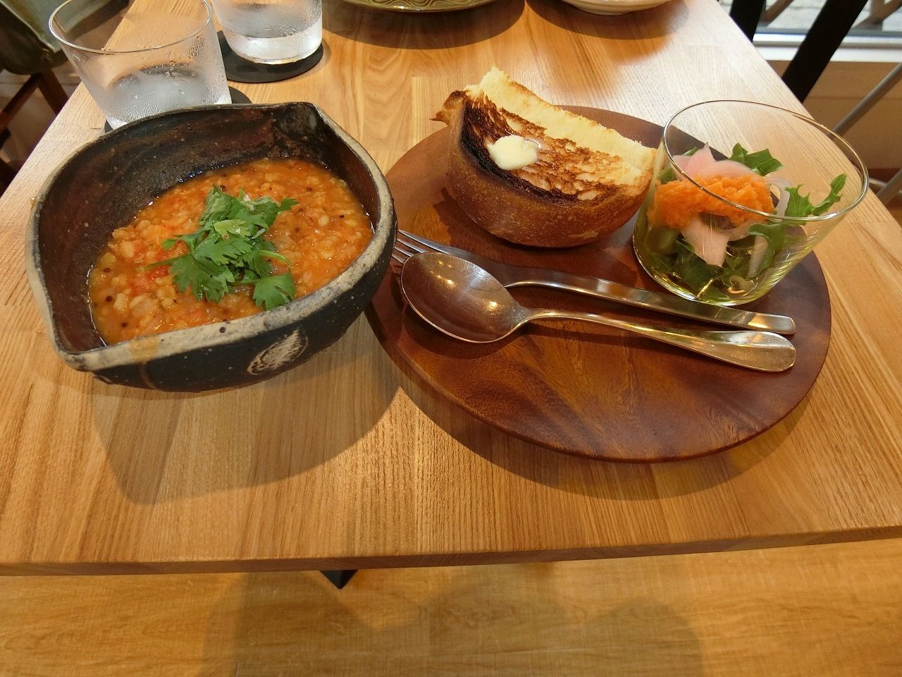 「Madalena Cafe」（マダレーナ カフェ)　の「スパイシー豆のスープ・パン・サラダのセット」