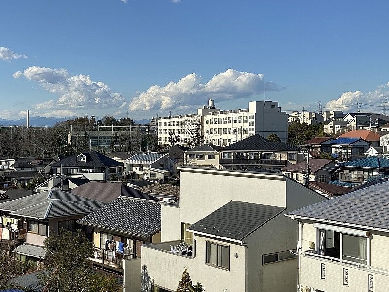 井上マンションの階段からの美しが丘４丁目、美しが丘西方向の眺望です。中央に見えるのは元石川小学校です。